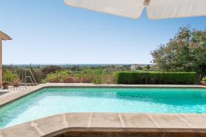 Bazén v ubytovaní Finca Serres, Playa Cala D'Or y Cala Santanyí 5 min alebo v jeho blízkosti