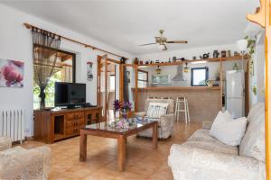 Televízia a/alebo spoločenská miestnosť v ubytovaní Finca Serres, Playa Cala D'Or y Cala Santanyí 5 min