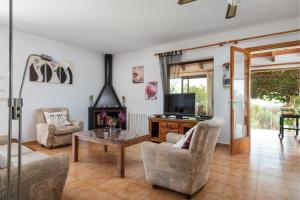 Televízia a/alebo spoločenská miestnosť v ubytovaní Finca Serres, Playa Cala D'Or y Cala Santanyí 5 min