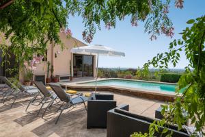 Bazén v ubytovaní Finca Serres, Playa Cala D'Or y Cala Santanyí 5 min alebo v jeho blízkosti