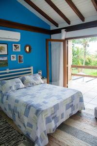 A bed or beds in a room at Incrível casa pé na areia com Wi-Fi em Guaeca-SP