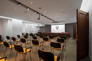 sala konferencyjna z krzesłami i ekranem projekcyjnym w obiekcie La Locanda Del Pontefice - Luxury Country House w mieście Castel Gandolfo