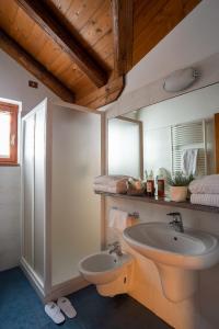 Koupelna v ubytování Residence Monterosa + 37 fotografií
