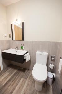 uma casa de banho com um WC branco e um lavatório. em Crown Lodge Hotel em Wisbech