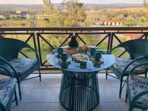 una mesa con comida y bebida en la parte superior de un balcón en Monte Castelo | Gravatá en Bezerros