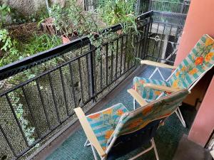 un par de sillas sentadas en un balcón en Casa Rosanna, en Rapallo