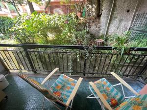 un grupo de sillas sentadas en un balcón en Casa Rosanna, en Rapallo