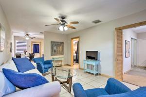 A seating area at Palm Beach Gardens Home, Quick Access to 95