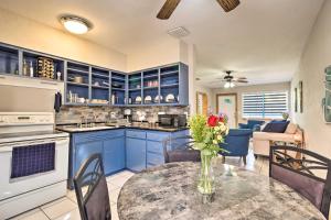 A kitchen or kitchenette at Palm Beach Gardens Home, Quick Access to 95