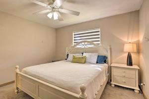 A bed or beds in a room at Palm Beach Gardens Home, Quick Access to 95