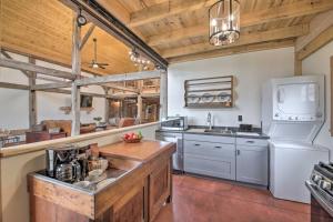 uma cozinha com electrodomésticos brancos e um tecto de madeira em Bloomington Cabin 4 Mi to Indiana University em Bloomington