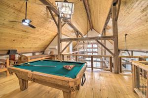 uma mesa de bilhar num quarto com tecto de madeira em Bloomington Cabin 4 Mi to Indiana University em Bloomington