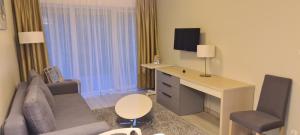 Televízia a/alebo spoločenská miestnosť v ubytovaní Apartament Czarna Góra S6