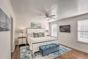 Un dormitorio con una cama y un ventilador de techo. en Walk to Broad St Central Thomasville Condo, en Thomasville