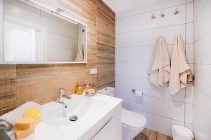 une salle de bain avec un lavabo et un miroir dans l'établissement Apartamento de diseño en Casco antiguo Altea, à Altea 38 autres photos