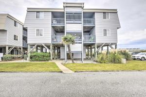 Zdjęcie z galerii obiektu Cozy Ocean Isle Beach Condo, Steps to the Beach! w mieście Ocean Isle Beach