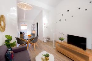uma sala de estar com uma televisão e uma mesa em Apartamento de diseño en Casco antiguo Altea em Altea