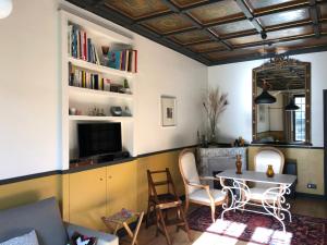 ein Wohnzimmer mit einem Sofa und einem Tisch in der Unterkunft Villa Centre ville et plage Le Mascaret in Villers-sur-Mer