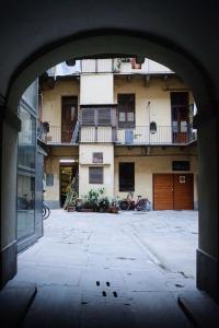 une arche devant un bâtiment avec une moto dans l'établissement Casa Falco, à Turin