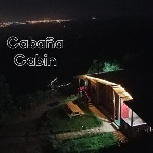 een bord met Calabaemia Calemia Calemia naast een gebouw bij Escapadita al Bosque in San Isidro