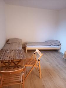 Habitación con cama, mesa y sillas. en Willa Rudenka, en Rudenka