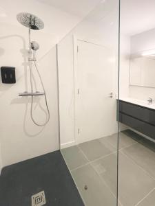 een badkamer met een douche en een wastafel bij ''LA GRAMA II'', comodidad y excelente ubicación in Breña Alta