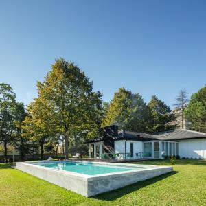 una casa con piscina en el patio en 70's wood house en Maia