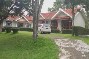 a white car parked in front of a house at Villa Getsemani Mitra RedDoorz in Sangkanurip