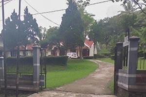 um portão para uma casa com um carro estacionado na entrada em Villa Getsemani Mitra RedDoorz em Sangkanurip