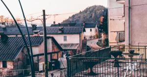 - un balcon offrant une vue sur une ville avec des bâtiments dans l'établissement Incantevole Maisonette nelle Alpi Cuneesi, à San Giacomo