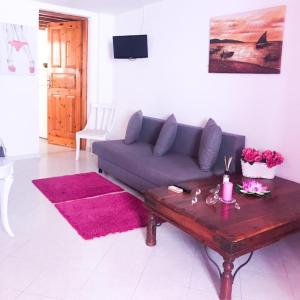 un soggiorno con divano blu e tavolo in legno di Gloria's house a Mykonos Città