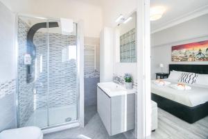 1 dormitorio blanco con ducha y 1 cama en San Peter Lory's Aparts, en Roma 146 fotos más