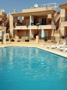 einem Pool vor einem Gebäude in der Unterkunft Casa Algorfa Alicante Spain in Algorfa