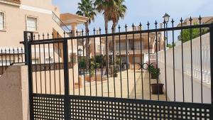 una valla negra de hierro forjado frente a un edificio en Casa Algorfa Alicante Spain en Algorfa