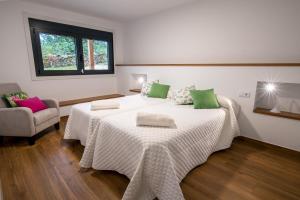 um quarto com duas camas e uma cadeira e uma janela em Finca Bacelo Ribeira Sacra em Sober