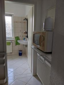 a kitchen with a microwave on top of a counter at Ferienwohnung in der Altstadt von Coswig Anhalt in Coswig