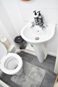 Lovely 2-bedroom serviced apartment with free parking and WIFI