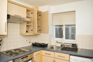 Lovely 2-bedroom serviced apartment with free parking and WIFI