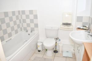 Lovely 2-bedroom serviced apartment with free parking and WIFI