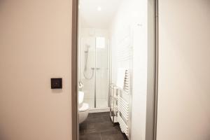 ein Bad mit einem WC und einer Dusche in der Unterkunft Gästehaus freches Perlhuhn in Blumenthal