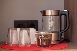 a counter with two cups and a blender on a table at Gästehaus freches Perlhuhn in Blumenthal