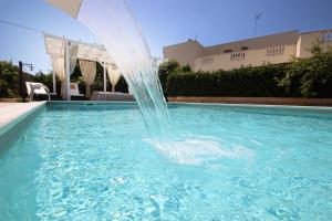 uma fonte de água numa piscina em Villa B&B Antiche Macine del Salento - nel cuore del Salento em Salve