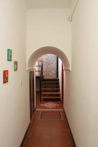um corredor com uma escada numa casa em Departamentos Ibazeta em Salta