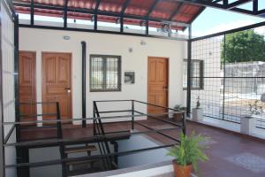 una casa con veranda e patio di Departamentos Ibazeta a Salta