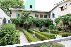 a garden in front of a building at Mindú Park Hotel in Manaus
