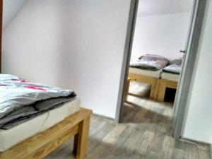 Bunk bed o mga bunk bed sa kuwarto sa Apartmán Natálie v Zaječí
