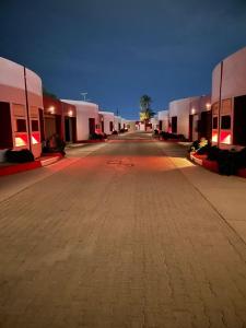 una calle vacía delante de un edificio por la noche en Motel Fronorte, en Mexicali