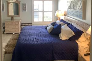 Ένα ή περισσότερα κρεβάτια σε δωμάτιο στο Large Balcony and Water Views Indian Shores Condo! +34 φωτογραφίες