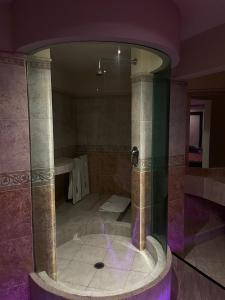 ein großes Bad mit einer Dusche und einer Badewanne in der Unterkunft Motel Fronorte in Mexicali