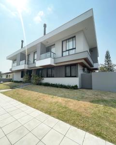 una gran casa blanca con patio en Village dos Gerânios, en Florianópolis